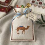 Exklusives Handgesticktes Palästina Gastgeschenk zur Baby-Woche “Seebou” – Kamel-Motiv