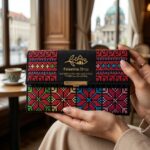 Premium Handgestickte Tatreez Clutch-Wallet "Palästina" – DMC-Seide & Black Canvas
